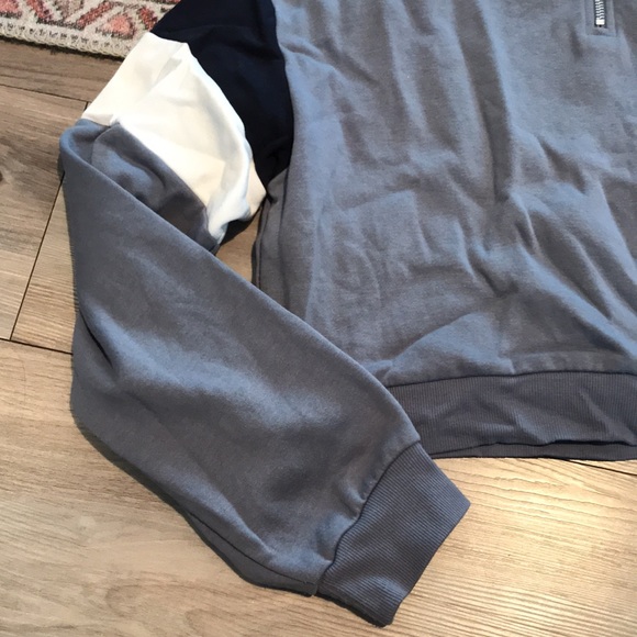 Womens Divided Cropped Sweatshirt - Picture 3 of 6